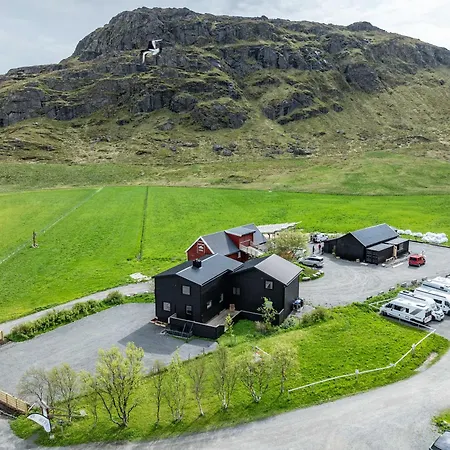 Ryten & Kvalvika Trail Farm * Fredvang