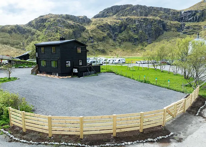 אכסניה Ryten & Kvalvika Trail Farm